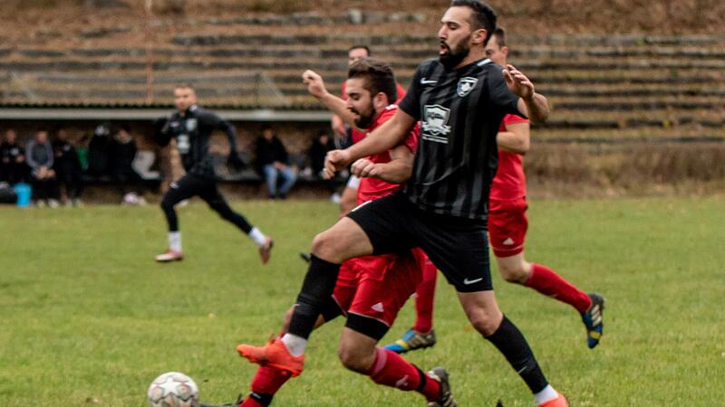 Der Neustadter Spielertrainer Hüseyin Güdek (rechts) im Zweikampf mit dem Staffelsteiner Jonas Dietz.