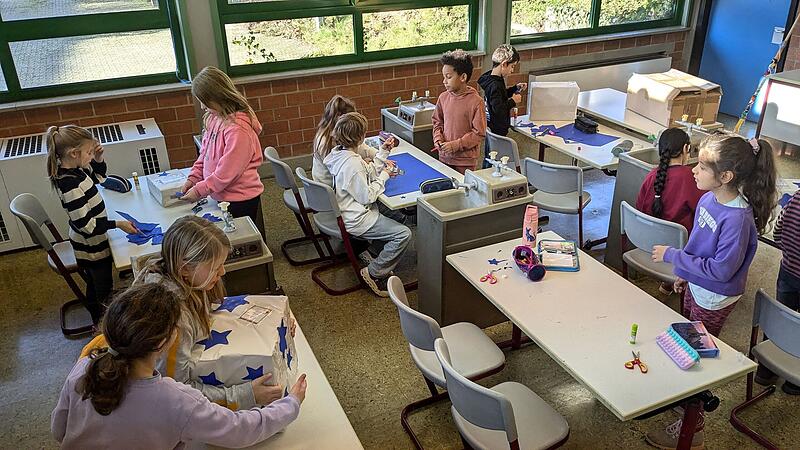 Schülerinnen und Schüler der Klasse 3b beim Päckchen packen. Schülerinnen und Schüler der Klasse 3b beim Päckchen packen.