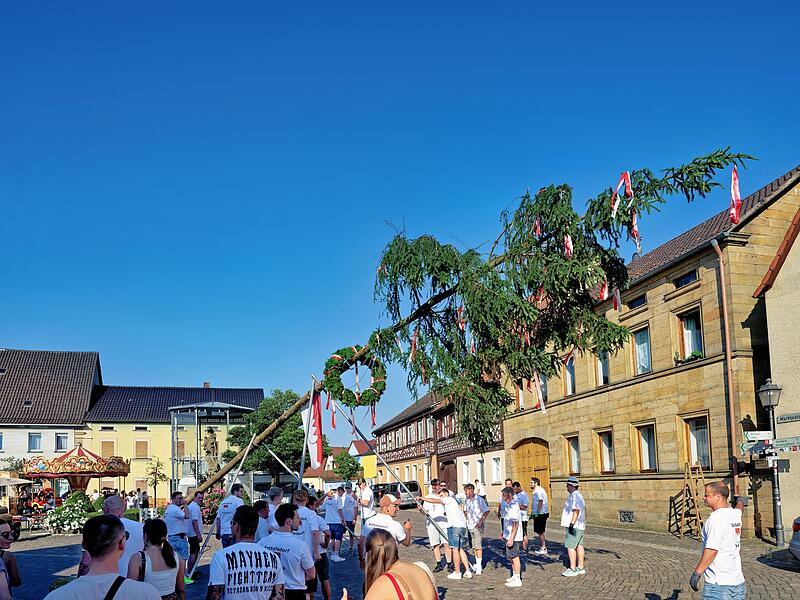 Kerwa in RattelsdorfDer Baum steht: Rattelsdorf feiert Kerwa Kerwa in RattelsdorfDer Baum steht: Rattelsdorf feiert Kerwa