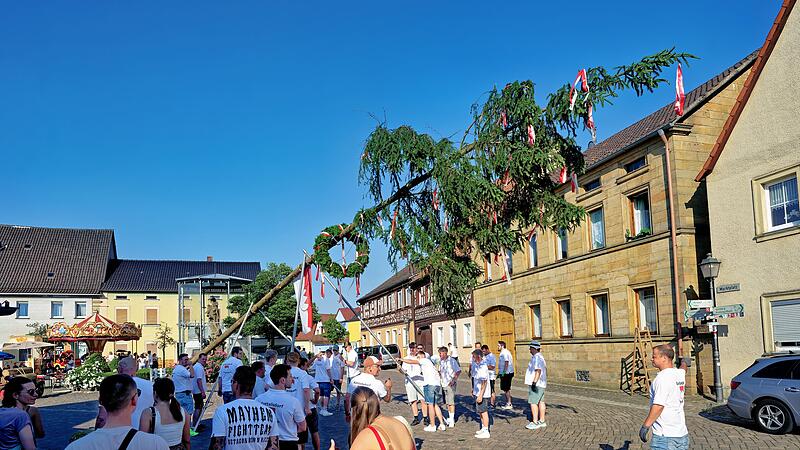 Kerwa in RattelsdorfDer Baum steht: Rattelsdorf feiert Kerwa