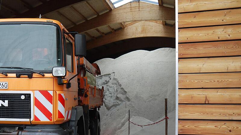 Die Salzhalle auf dem Gel&auml;nde der Stra&szlig;enmeisterei in Hammelburg ist gef&uuml;llt.