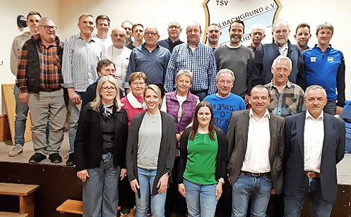 Die Geehrten des TSV Kelbachgrund mit den Vorsitzenden Thomas Eberth und Rainer Sommer (vorne rechts).