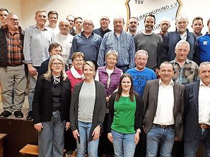 Die Geehrten des TSV Kelbachgrund mit den Vorsitzenden Thomas Eberth und Rainer Sommer (vorne rechts).