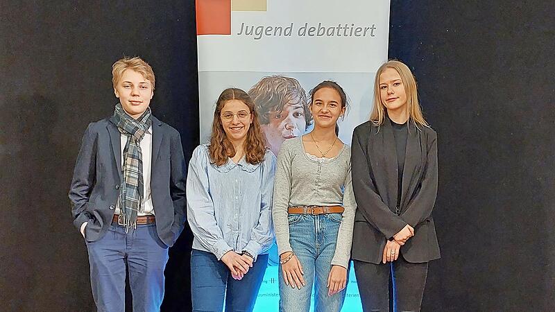 Im Regionalfinale des bundesweiten Wettbewerbs „Jugend debattiert“ in der Sekundarstufe I hat die Forchheimer Schülerin Elena Schlosser (r.) den ersten Platz erreicht und vertritt somit die Region beim Finale am 15. April in München.