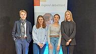 Im Regionalfinale des bundesweiten Wettbewerbs „Jugend debattiert“ in der Sekundarstufe I hat die Forchheimer Schülerin Elena Schlosser (r.) den ersten Platz erreicht und vertritt somit die Region beim Finale am 15. April in München.