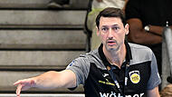 Unter Strom: Coburgs Trainer Anel Mahmutefendic beim Saisonauftakt 2024/25 in Hagen. Unter Strom: Coburgs Trainer Anel Mahmutefendic beim Saisonauftakt 2024/25 in Hagen.