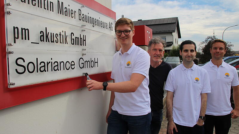 Ihr Firmenschild haben die drei Solariance-Gr&uuml;nder Oliver M&ouml;nius, Benjamin Gutwald und Mikail Budak (vorne von links) am B&uuml;rohaus von Thomas Maier (im Hintergrund) in H&ouml;chstadt schon angebracht.