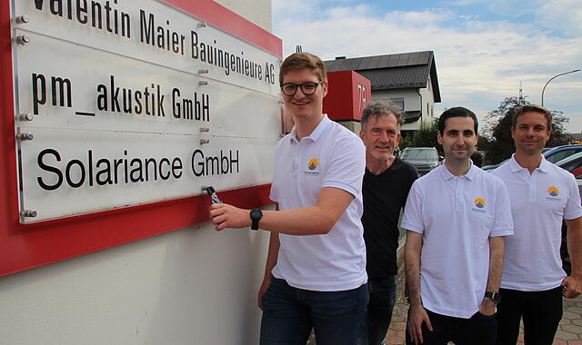 Ihr Firmenschild haben die drei Solariance-Gründer Oliver Mönius, Benjamin Gutwald und Mikail Budak (vorne von links) am Bürohaus von Thomas Maier (im Hintergrund) in Höchstadt schon angebracht.