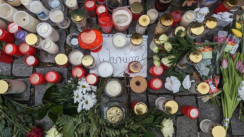 Kerzen und Blumen vor dem Blumenladen in Lichtenfels