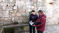 Angela Hofmann und Georg Kreul machen sich ein Bild der Schäden an der Kronacher Stadtmauer. Angela Hofmann und Georg Kreul machen sich ein Bild der Schäden an der Kronacher Stadtmauer.