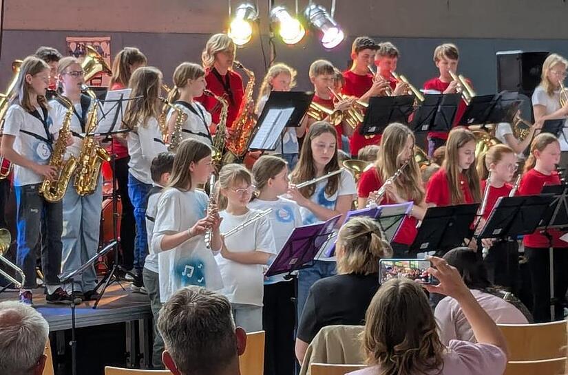 Unser Foto zeigt den gemeinsamen Auftritt von Jugendbands der Region.