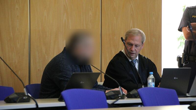 Der Angeklagte mit seinem Anwalt Michael Linke am f&uuml;nften Prozesstag.