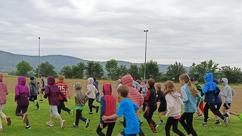 Mit voller Power ging es los! Band: Pro Runde gab es ein Armb&auml;ndchen von den Lehrkr&auml;ften.