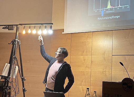 Referent Manuel Philipp brachte viele anschauliche Beispiele, was jeder einzelne und die Kommunen bei der Auswahl und Installation an Lichtquellen verbessern können. Er schätzt, dass ein Drittel der Lichtmenge und damit auch der Stromkosten im öff... Referent Manuel Philipp brachte viele anschauliche Beispiele, was jeder einzelne und die Kommunen bei der Auswahl und Installation an Lichtquellen verbessern können. Er schätzt, dass ein Drittel der Lichtmenge und damit auch der Stromkosten im öff...