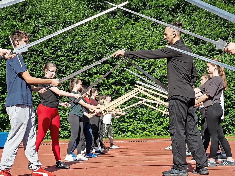 Der Programmpunkt Selbstverteidigungskurs entpuppte sich als Fechtkurs mit dem Langschwert.