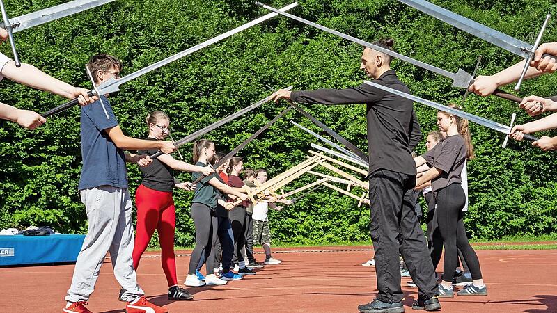 Der Programmpunkt Selbstverteidigungskurs entpuppte sich als Fechtkurs mit dem Langschwert.