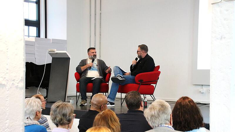 &bdquo;Es ist ernst, was in den USA passiert&ldquo;, sagt Nick Komives. Der Stadtrat aus Coburgs Partnerstadt Toledo sprach in der Alten K&uuml;hlhalle &uuml;ber politische Spaltung, den Druck auf demokratische Institutionen und die Hoffnung, die er in der Kommunalpolitik sieht.