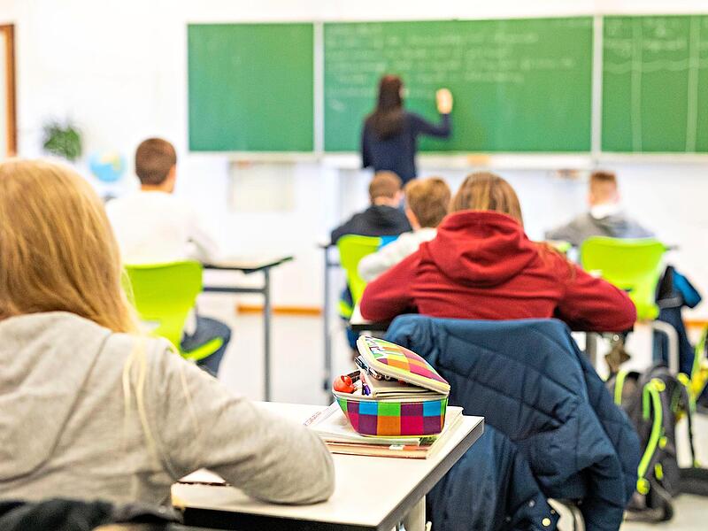 Der Rotstift wird auch in den Schulen in Stadt und Landkreis Forchheim gezückt. So werden vorerst keine Klassenzimmer mehr gestrichen.Forchheim & Fränkische Schweiz Der Rotstift wird auch in den Schulen in Stadt und Landkreis Forchheim gezückt. So werden vorerst keine Klassenzimmer mehr gestrichen.