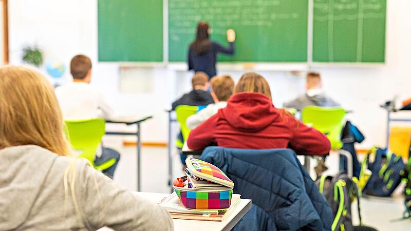 Der Rotstift wird auch in den Schulen in Stadt und Landkreis Forchheim gezückt. So werden vorerst keine Klassenzimmer mehr gestrichen.Forchheim & Fränkische Schweiz Der Rotstift wird auch in den Schulen in Stadt und Landkreis Forchheim gezückt. So werden vorerst keine Klassenzimmer mehr gestrichen.