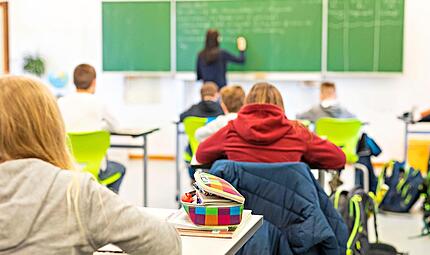 Der Rotstift wird auch in den Schulen in Stadt und Landkreis Forchheim gezückt. So werden vorerst keine Klassenzimmer mehr gestrichen.Forchheim & Fränkische Schweiz Der Rotstift wird auch in den Schulen in Stadt und Landkreis Forchheim gezückt. So werden vorerst keine Klassenzimmer mehr gestrichen.