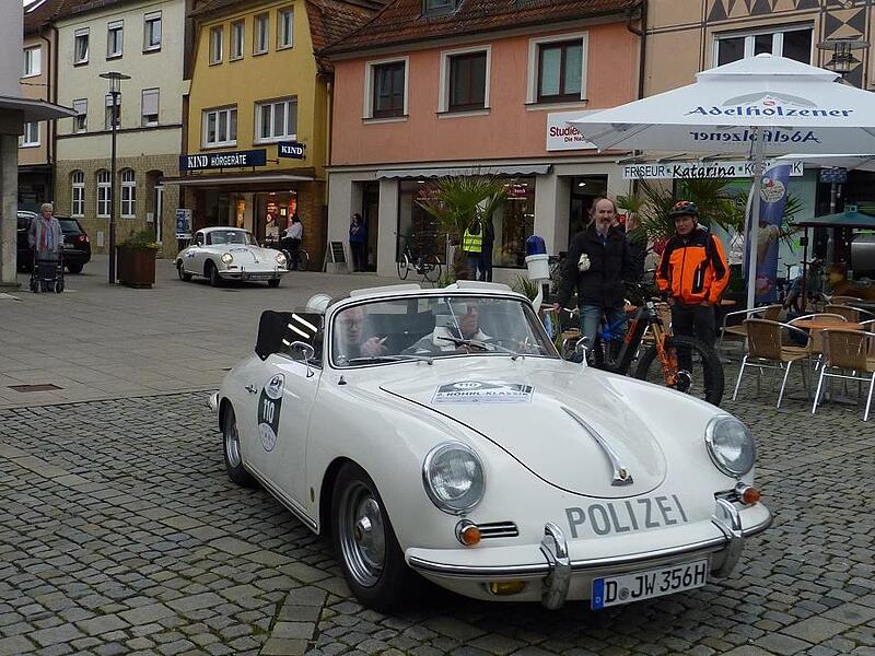 Ein Hingucker: der Porsche 356 B 1600 der Autobahnpolizei, Bj. 1960. Am Steuer Prof. Dr. J&uuml;rgen Wettke, Co-Pilot Prof. Dr. S&ouml;nke Frey