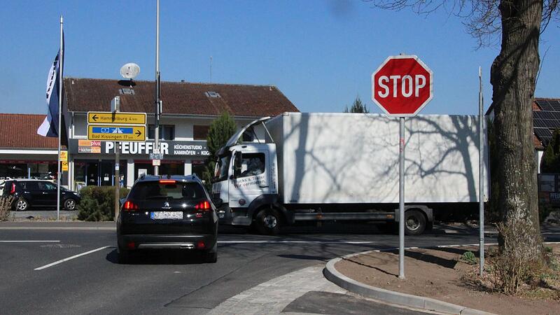Die Einfahrt von der Schweinfurter Straße in die Kissinger Straße wurde verbreitert um Einfahrenden bessere Sicht- und Platzverhältnisse zu schaffen.