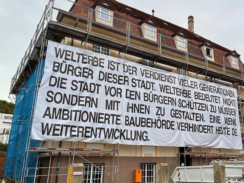 Das Protestplakat an der Villa Liberta in der Kurhausstraße in Bad Kissingen schießt gegen das städtische Bauamt.