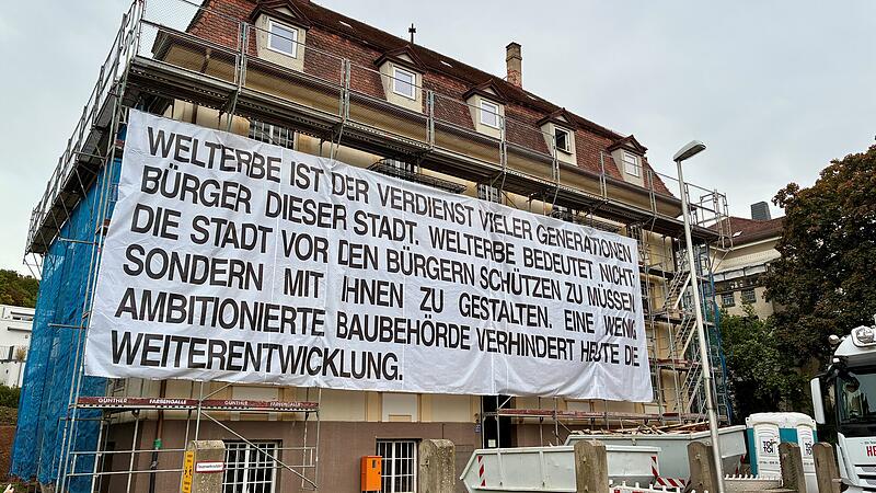 Das Protestplakat an der Villa Liberta in der Kurhausstra&szlig;e in Bad Kissingen schie&szlig;t gegen das st&auml;dtische Bauamt.