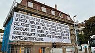 Das Protestplakat an der Villa Liberta in der Kurhausstraße in Bad Kissingen schießt gegen das städtische Bauamt.