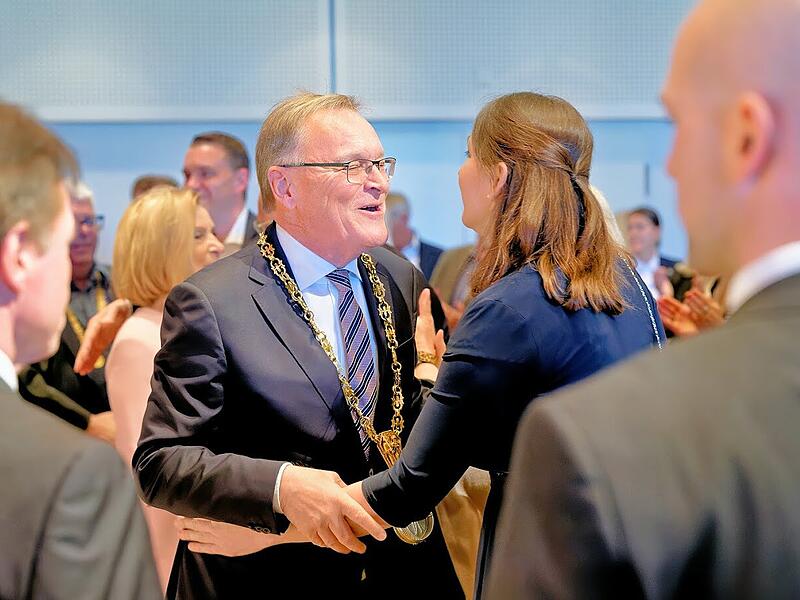 Den charmanten Auftakt der Veranstaltung lieferte die st&auml;dtische Beamtenanw&auml;rterin Laura Altenh&ouml;fer. Sie wurde im November 2006 geboren und kennt somit nur Andreas Starke als Oberb&uuml;rgermeister von Bamberg. &bdquo;Ich war &uuml;berrascht, dass das ab Morgen nicht mehr so sein soll. Deshalb frage ich mich: Werden die Busse p&uuml;nktlich fahren? Wird der M&uuml;ll abgeholt? Werden wir jetzt von den Hallstadtern &uuml;berrollt?&ldquo;, scherzte Altenh&ouml;fer.