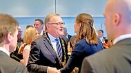 Den charmanten Auftakt der Veranstaltung lieferte die st&auml;dtische Beamtenanw&auml;rterin Laura Altenh&ouml;fer. Sie wurde im November 2006 geboren und kennt somit nur Andreas Starke als Oberb&uuml;rgermeister von Bamberg. &bdquo;Ich war &uuml;berrascht, dass das ab Morgen nicht mehr so sein soll. Deshalb frage ich mich: Werden die Busse p&uuml;nktlich fahren? Wird der M&uuml;ll abgeholt? Werden wir jetzt von den Hallstadtern &uuml;berrollt?&ldquo;, scherzte Altenh&ouml;fer.