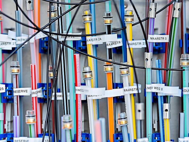 Glasfaseranschluss sorgt f&uuml;r schnelles Internet (Symbolbild).Rolf Vennenbernd/dpa