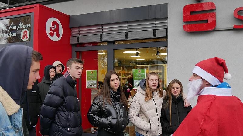Michael Wolf zeigte den Schülerinnen und Schülern auf, wie vielseitig die Berufswelt in Neustadt ist. Michael Wolf zeigte den Schülerinnen und Schülern auf, wie vielseitig die Berufswelt in Neustadt ist.