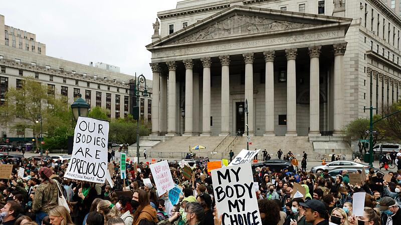 In den USA droht das Ende des liberalen Abtreibungsrechts &ndash;  darauf deutet ein durchgestochenes Dokument des Obersten Gerichts hin.  Tausende Menschen haben daraufhin in  New York gegen die m&ouml;glicherweise drastische&nbsp;Einschr&auml;nkung demonstriert.