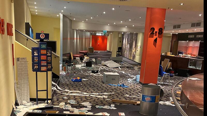Die Polizeifotos zeigen deutlich das Ausma&szlig; der Verw&uuml;stung im ehemaligen Kino im Atrium Bamberg.