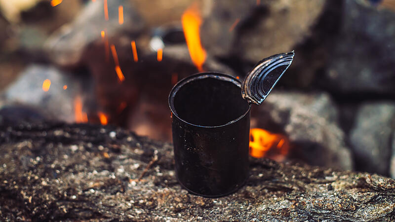 Polizei findet Lager eines Obdachlosen dank Feuer.