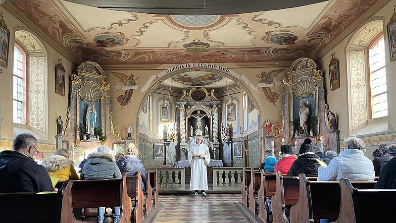 Gl&auml;ubige aus dem Pastoralen Raum Bad Kissingen sind am Sebastianitag mit einer Andacht in der Sulzthaler Kreuzkapelle symbolisch in das Heilige Jahr 2025 gestartet. Pastoralreferent Dirk Rudolph sagte: &bdquo;Angst l&auml;hmt, bleiben wir darum in der Hoffnu...