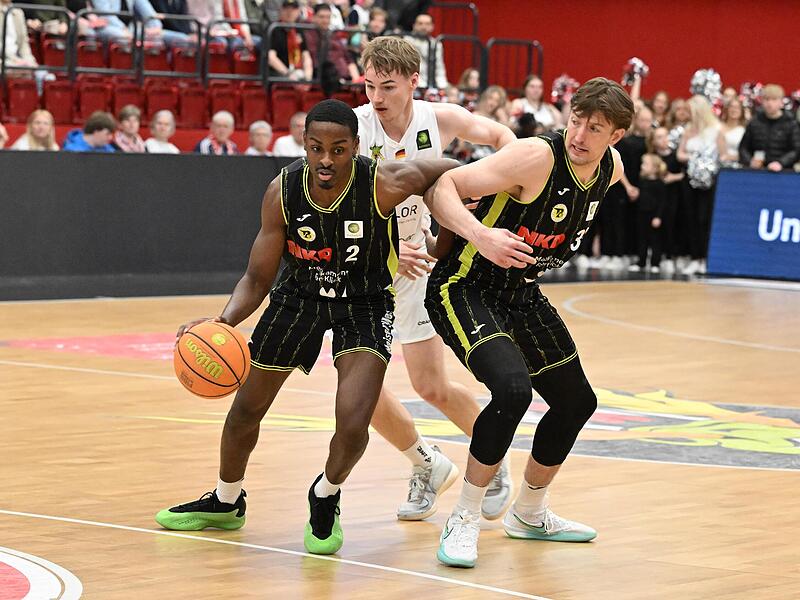 Die zwei besten Bayreuther im Zusammenspiel: Willem Brandwijk (rechts) blockt f&uuml;r Tehree Horn den Weg frei. Der Quakenbr&uuml;cker Timo Lanm&uuml;ller hat die schlechtere Position.