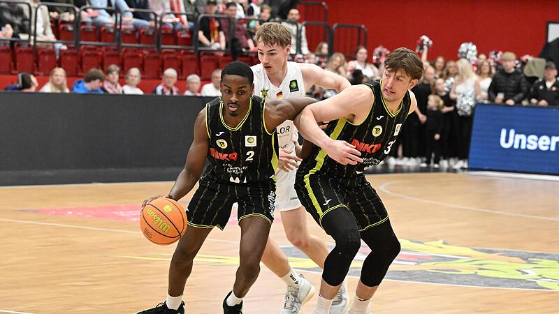 Die zwei besten Bayreuther im Zusammenspiel: Willem Brandwijk (rechts) blockt f&uuml;r Tehree Horn den Weg frei. Der Quakenbr&uuml;cker Timo Lanm&uuml;ller hat die schlechtere Position.