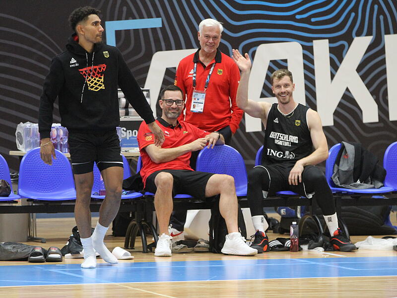 Ob wie hier bei einem Abschlusstraining in Riga im Austausch mit Maodo Lo, den er aus Bamberger Zeiten bestens kennt, oder in der Arena, Physiotherapeut Heiko Pfister (Mitte, auf Stuhl) ist omnipräsent.