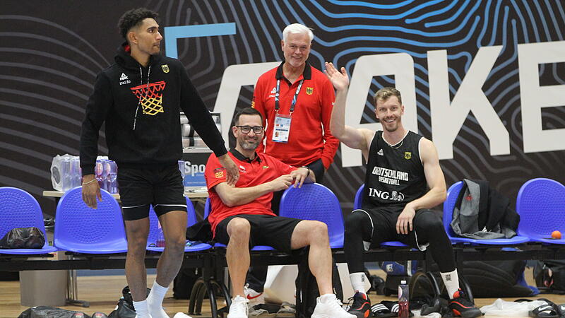 Ob wie hier bei einem Abschlusstraining in Riga im Austausch mit Maodo Lo, den er aus Bamberger Zeiten bestens kennt, oder in der Arena, Physiotherapeut Heiko Pfister (Mitte, auf Stuhl) ist omnipräsent.