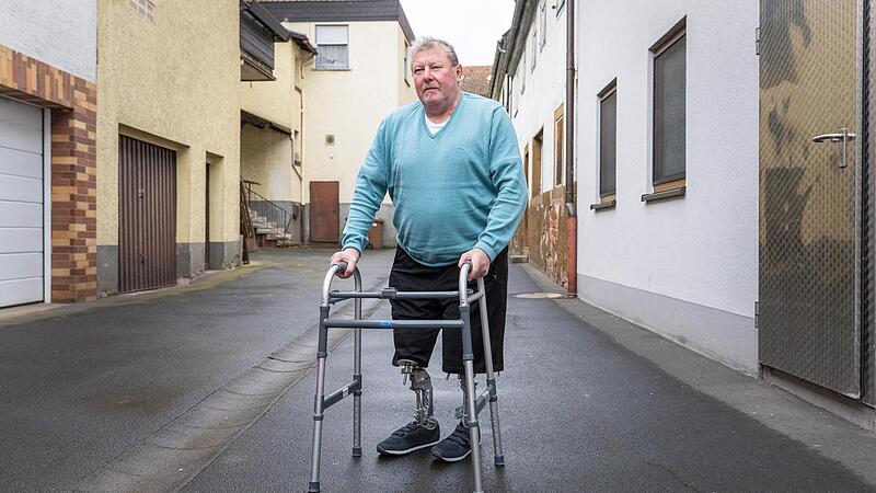 Josef Muthig verlor nach schwerer Krankheit beide Beine, kann aber mit Gehhilfe wieder laufen. Hier steht er im Hinterhof der Metzgerei Muthig. Josef Muthig verlor nach schwerer Krankheit beide Beine, kann aber mit Gehhilfe wieder laufen. Hier steht er im Hinterhof der Metzgerei Muthig.