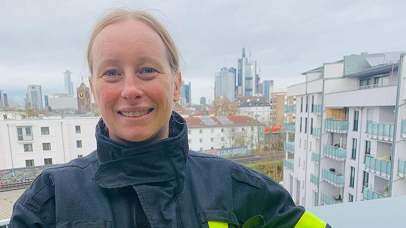 Die Skyline in Sichtweite: Die Dettelbacher Stadträtin Eva-Maria Stöcklein ist Berufsfeuerwehrfrau in Frankfurt. Die Skyline in Sichtweite: Die Dettelbacher Stadträtin Eva-Maria Stöcklein ist Berufsfeuerwehrfrau in Frankfurt.