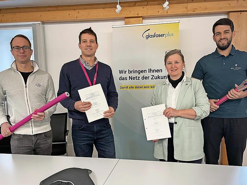 Bei der Vertrags&uuml;bergabe (von links) Mathias Stretz, (Breitbandpate der VG Ebelsbach),Thomas Andreas Hofmann (Telekom Kommunalberater Glasfaser), B&uuml;rgermeisterin Ruth Frank und Andreas Wagenbrenner (Projektleiter Dr. F&ouml;rster Consult).