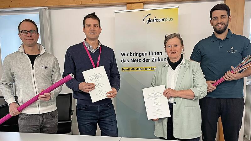 Bei der Vertrags&uuml;bergabe (von links) Mathias Stretz, (Breitbandpate der VG Ebelsbach),Thomas Andreas Hofmann (Telekom Kommunalberater Glasfaser), B&uuml;rgermeisterin Ruth Frank und Andreas Wagenbrenner (Projektleiter Dr. F&ouml;rster Consult).