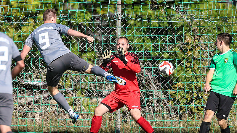 Perfekte Flanke auf Steinbachs Florian Fischbach, der alleine vor Wölfe-Keeper Dennis Hader auftaucht und den Ball gekonnt per Kopfball in die Torecke drückt. Am Ende setzten sich die Hausherren mit 3:0 durch.