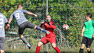 Perfekte Flanke auf Steinbachs Florian Fischbach, der alleine vor Wölfe-Keeper Dennis Hader auftaucht und den Ball gekonnt per Kopfball in die Torecke drückt. Am Ende setzten sich die Hausherren mit 3:0 durch.