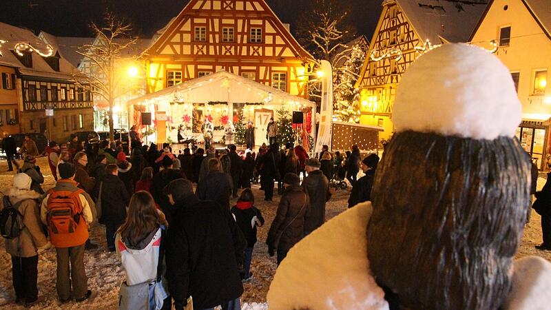Der Schnee ist nicht garantiert, die weihnachtliche Stimmung indes schon: Der Lebendige Adventskalender lockt nach zwei Jahren Pause wieder auf den Herzogenauracher Marktplatz.