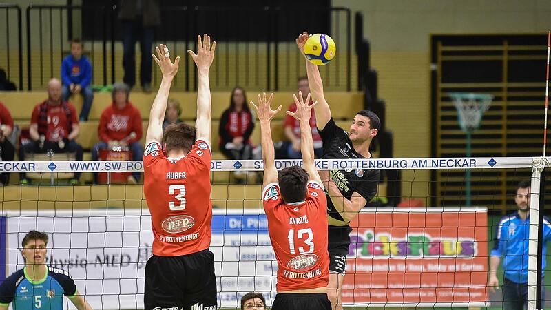 Ihre guten Phasen hatten ja die Hammelburger Volleyballer um Branko Damjanovic (am Ball). Aber in Summe war es mal wieder zu wenig, um starke Rottenburger in deren Halle in die Knie zu zwingen.