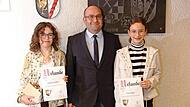 B&uuml;rgermeister Sascha G&uuml;nther mit den Geehrten  Greta G&uuml;nther und Eva Polzer